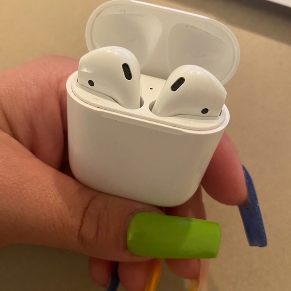 Apple AirPods (1st Generation) - Picture 3 of 4